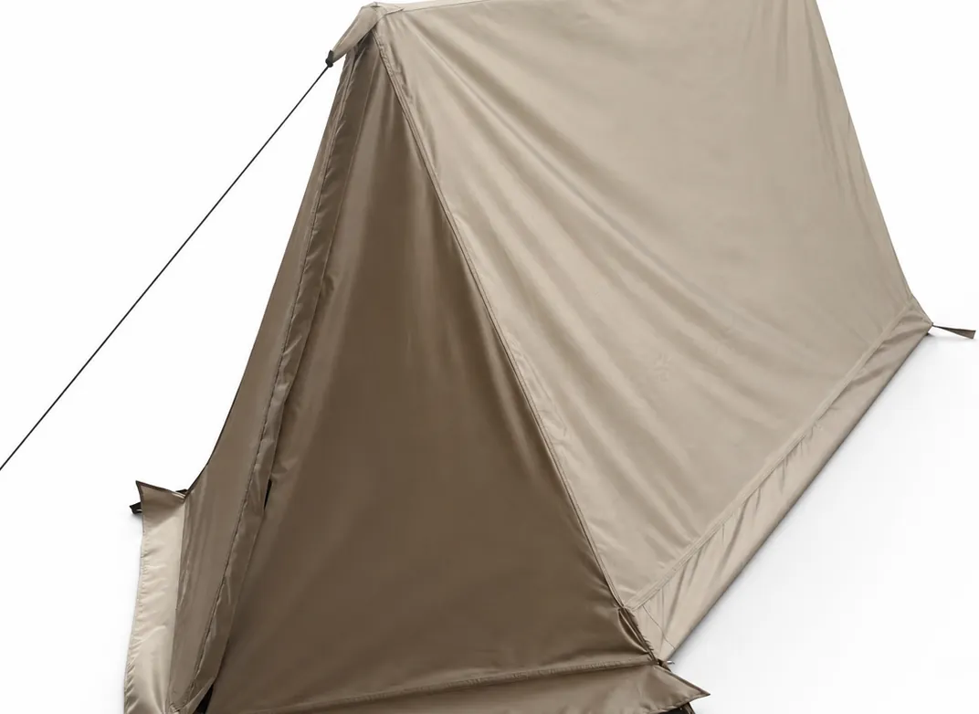 Single-Person Field Tent — Access, zipper and ventilation details